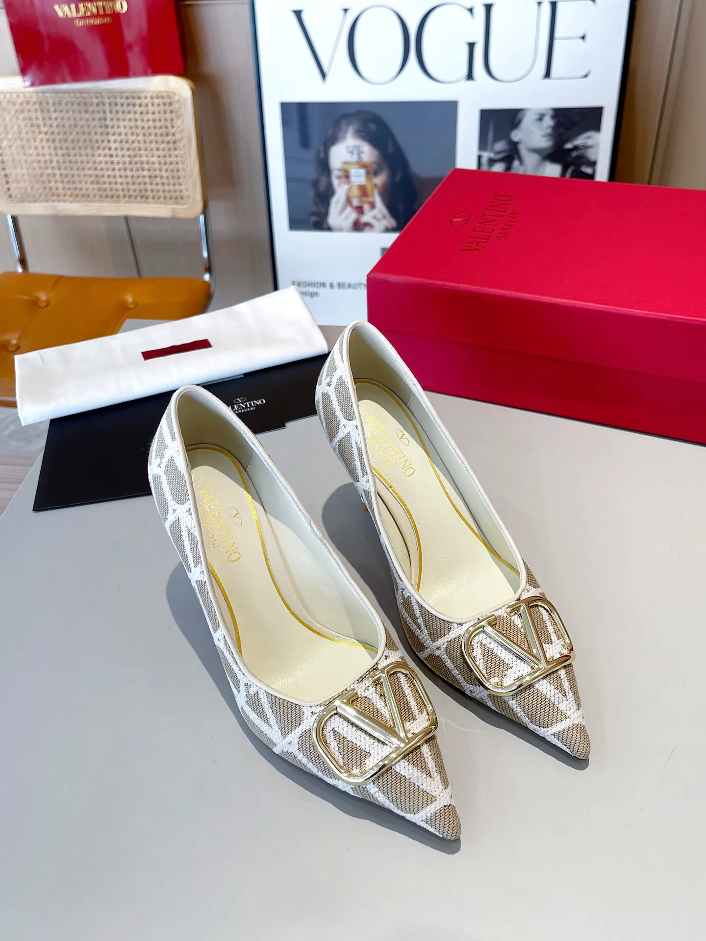 👟👟Ex-factory price 420👟👟 Genuine leather sole +40 [Valentino] Valentino ~ Unique [V mark fabric print pattern] with light gold metal [V buckle] fashion women's boots: Made with original craftsmanship, comfortable and versatile, showing long legs! Absolutely classy! Fabric: High-grade fabric printed cloth➕Imported sheepskin lining➕[Light gold V buckle] Decorative accessories! Outsole: 2 types: non-slip and wear-resistant rubber outsole and Italian leather sole. Size: 35−41 (customized sizes 34-42). Rubber sole. Genuine leather sole +40.